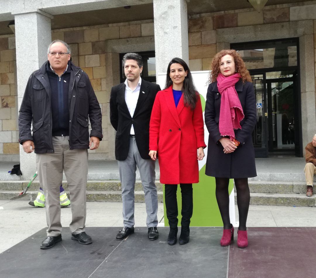 Rocío Monasterio, entre el presidente y los candidatos de Vox en Zamora