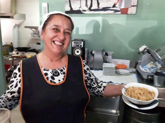 Mercedes, la cocinera de Lodelui, con un arroz con tagarninas