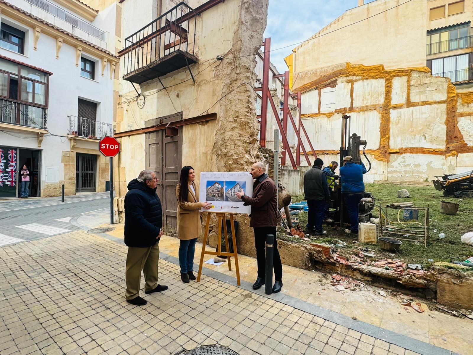 Técnicos de Suvilor, junto a la edil de Vivienda, María Hernández, en el solar donde se construirán viviendas