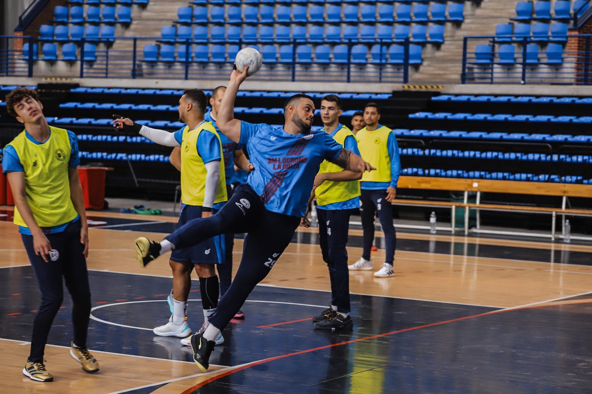 Javi García lanza a portería durante una sesión de entrenamiento / Ciudad de Logroño