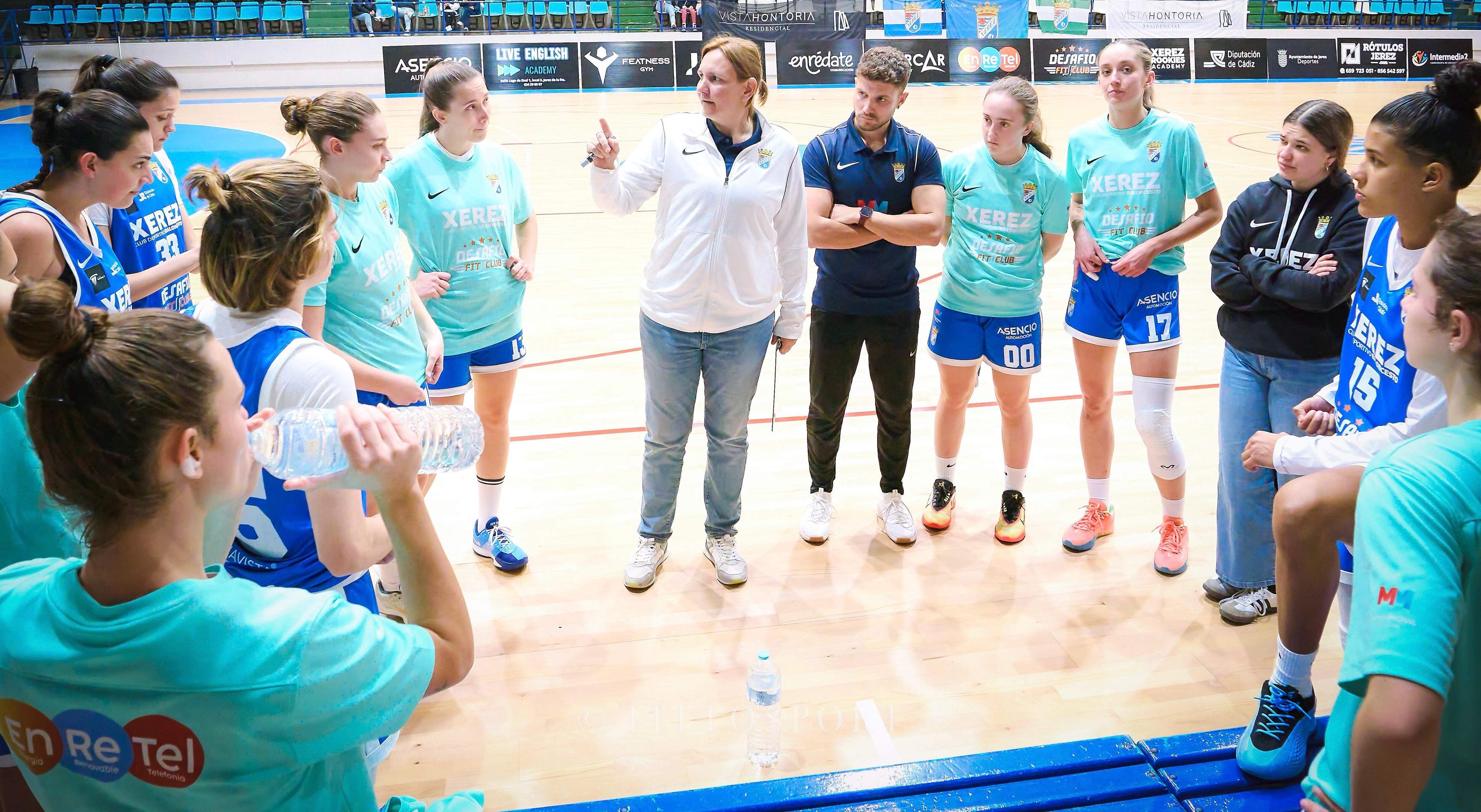 Jugadoras del Xerez CD Baloncesto reciben instrucciones de Trini Bou