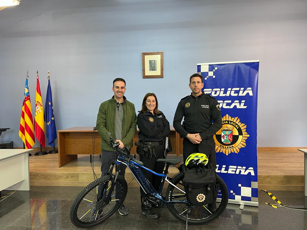 Concejal y policias con la nueva bicicleta
