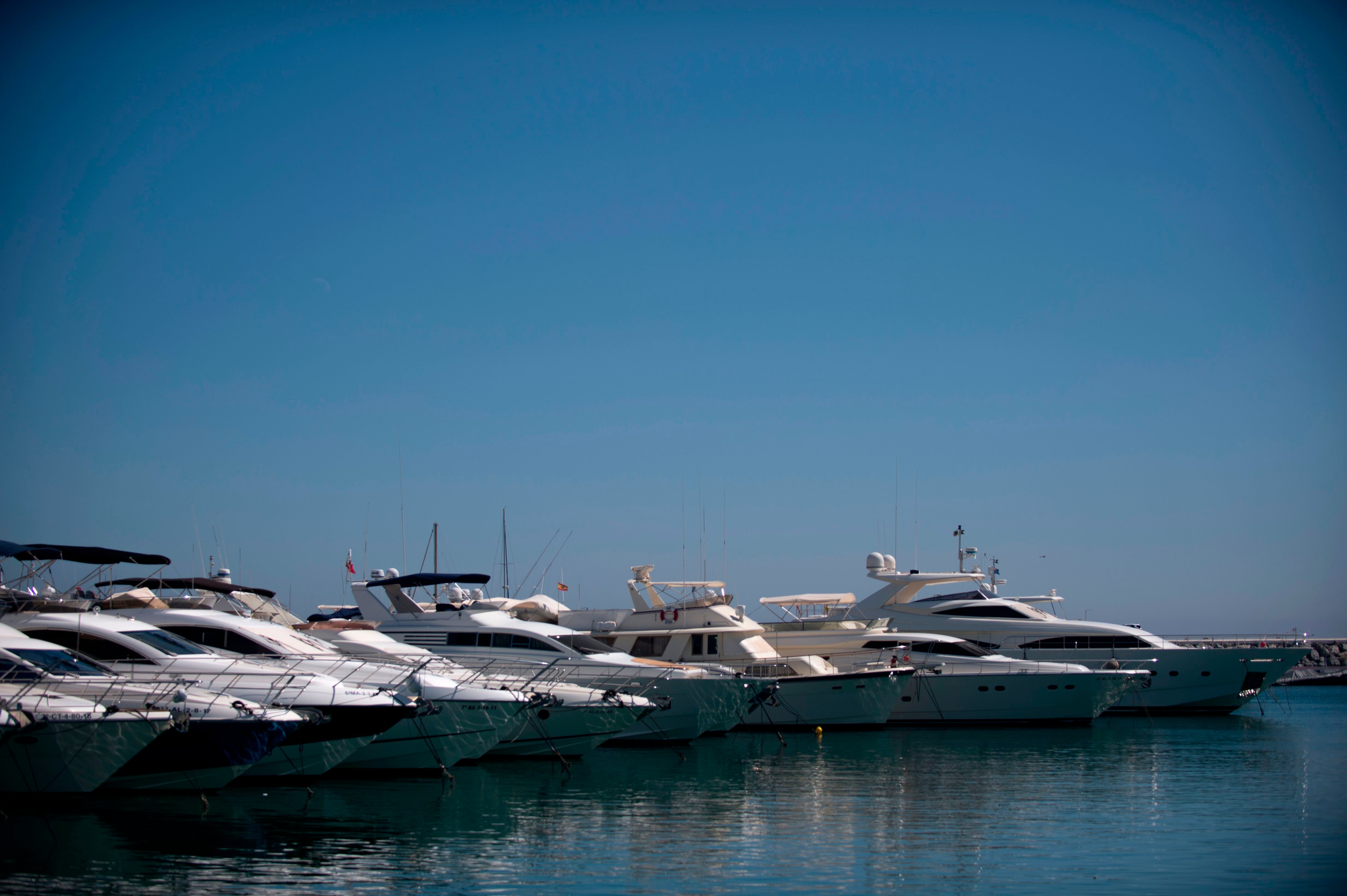 Varios yates amarrados en Puerto Banús, Málaga, durante una redada contra la mafia rusa en 2017. / AFP PHOTO / JORGE GUERRERO        (Photo credit should read JORGE GUERRERO/AFP via Getty Images)