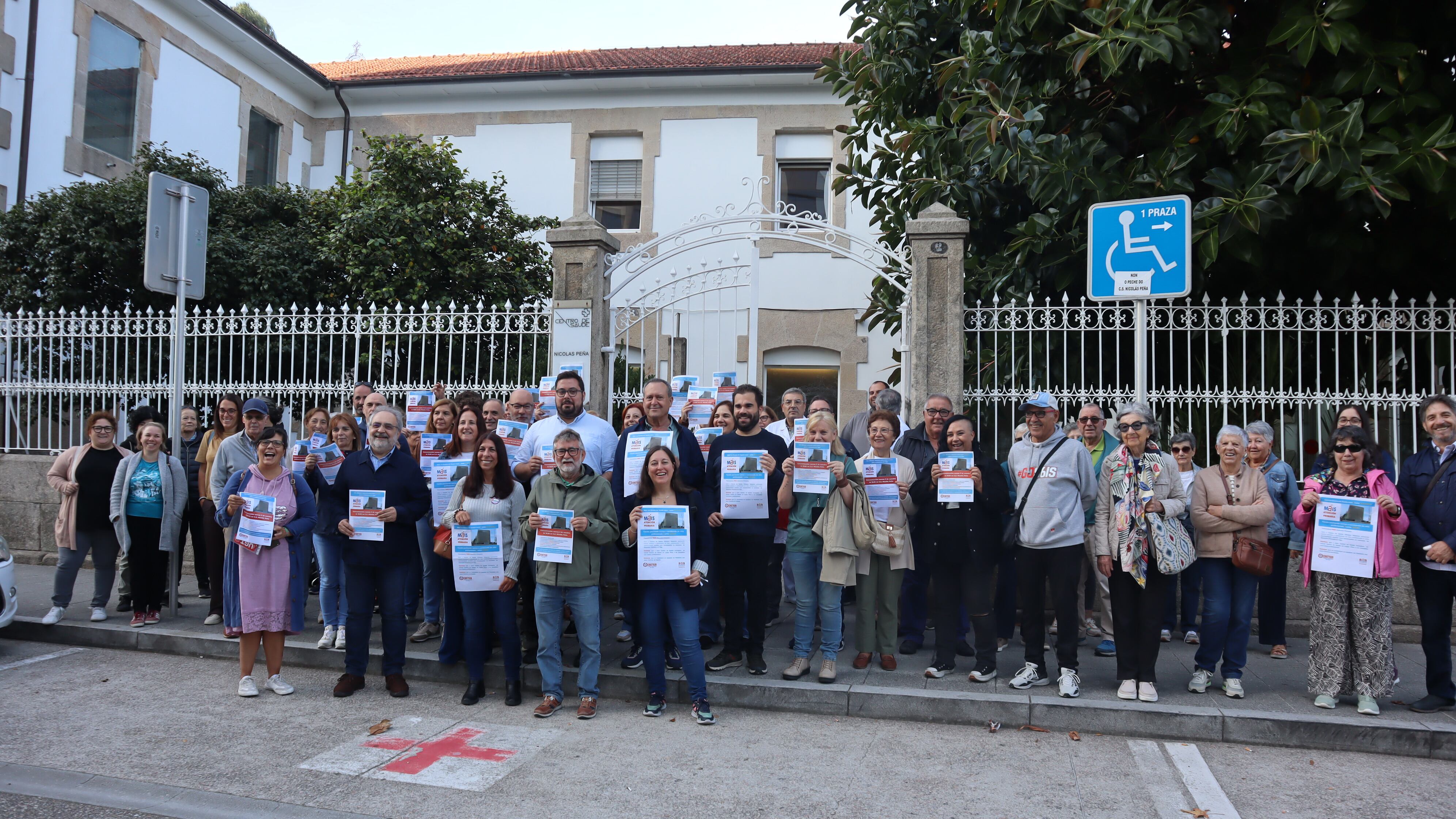 Personal sanitario, representantes políticos y usuarios del CS Nicolás Peña de Vigo se concentran en la entrada para denunciar el cierre del centro