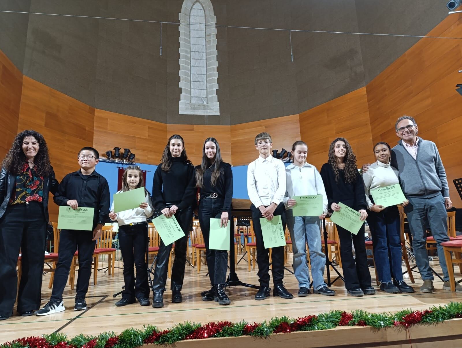 Silvia Tripiana y José Antonio Chic con los alumnos que han sido becados