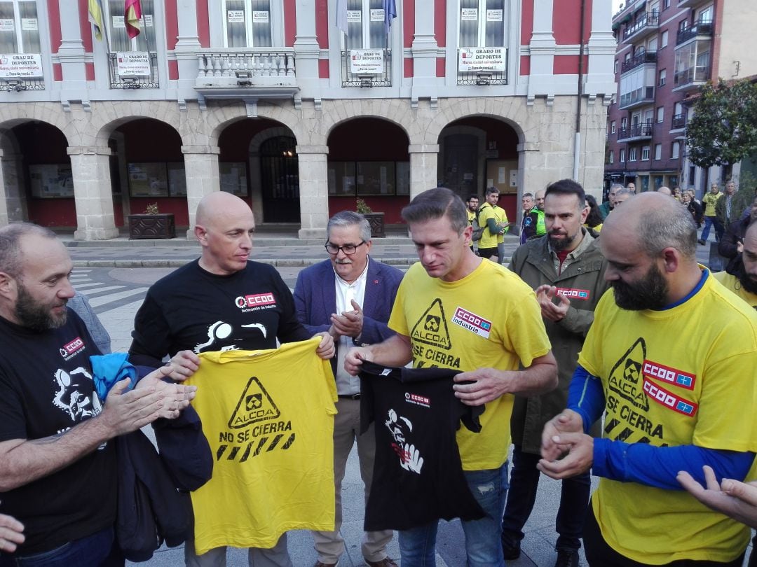 Trabajadores de Alcoa durante una de las etapas de la Marcha del Aluminio