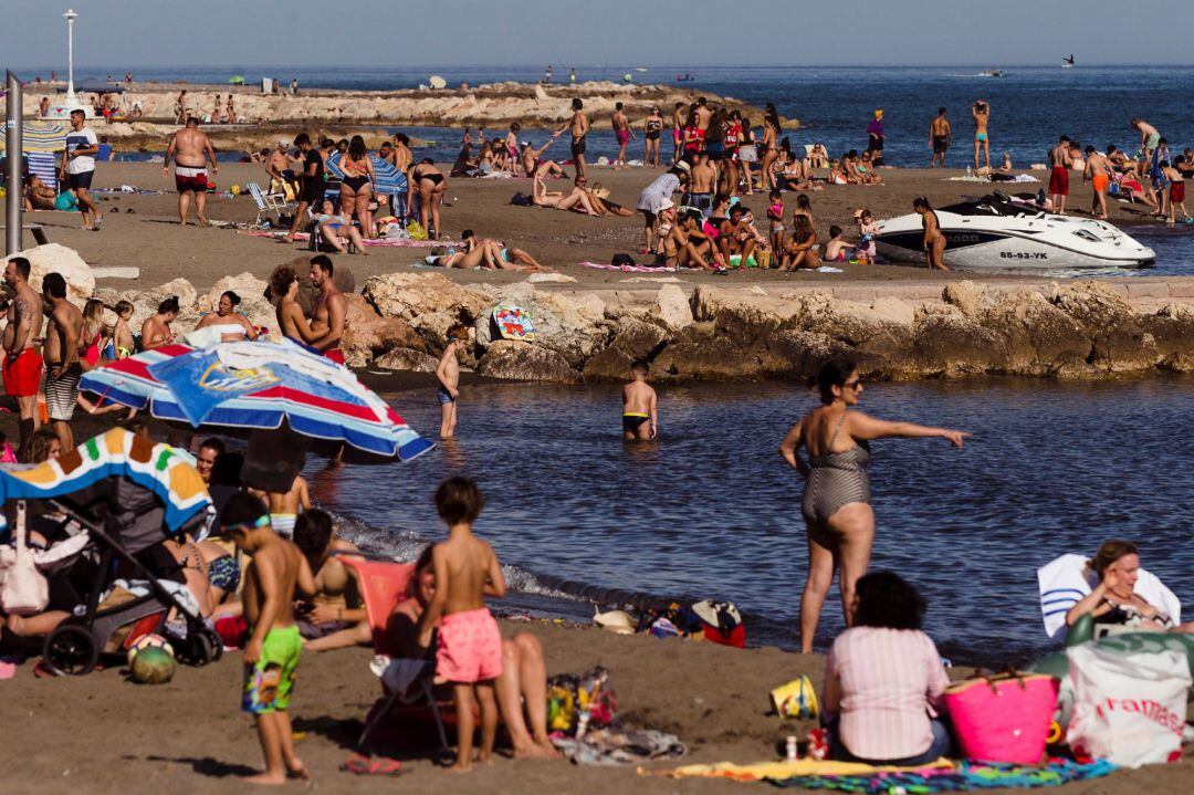 Numerosas personas disfrutan este miércoles del buen tiempo en la playa de Pedregalejo de Málaga, en el tercer día de la fase 3 de desconfinamiento