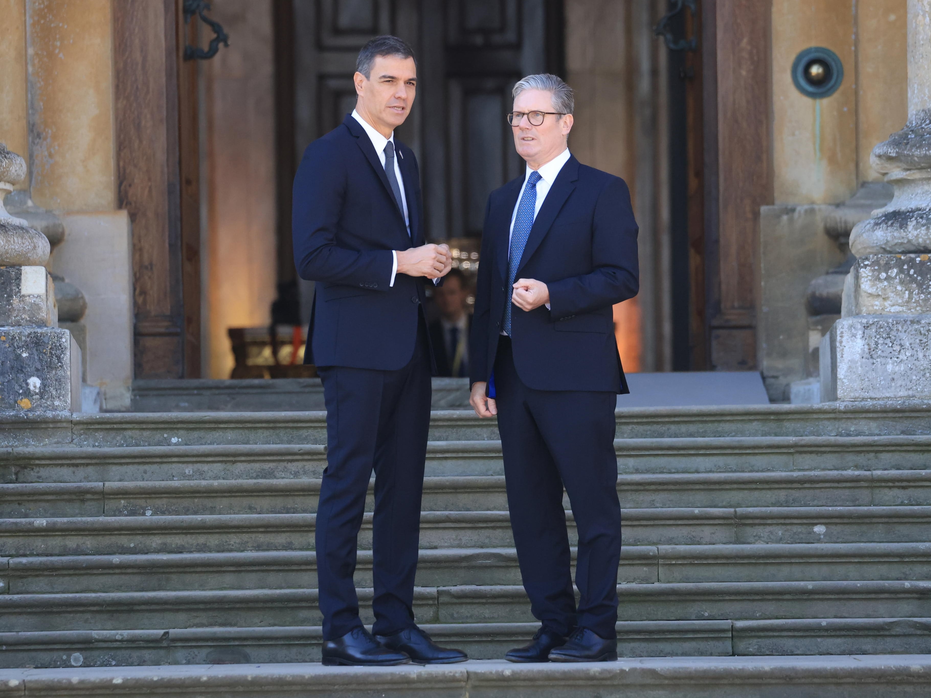 El primer ministro británico Keir Starmer junto a Pedro Sánchez en su llegada a la cumbre de la Comunidad política europea en Woodstock (Reino Unido).