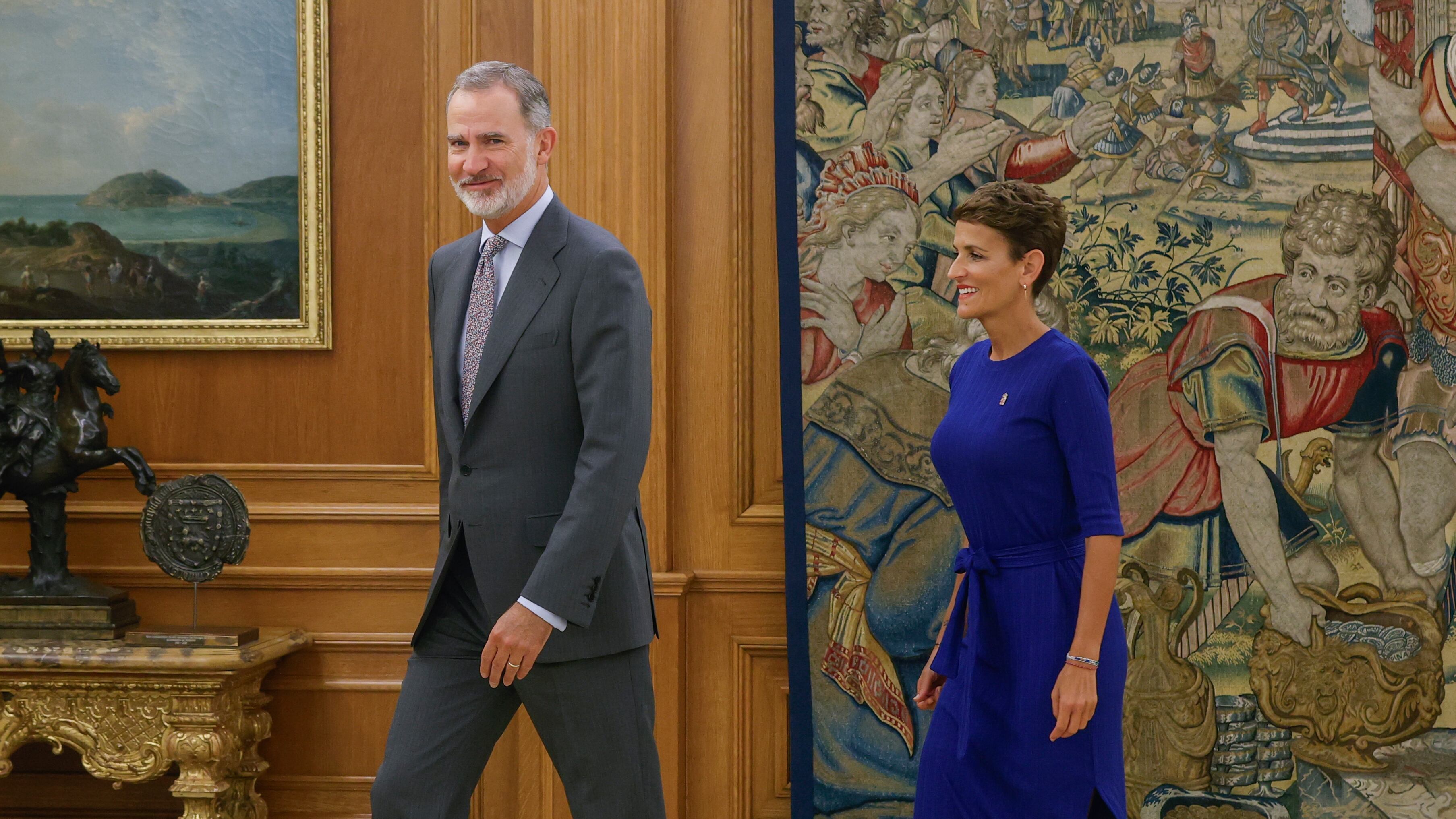 El rey Felipe VI y la presidenta de Navarra, María Chivite, se dirigen a mantener un encuentro este viernes en el Palacio de la Zarzuela