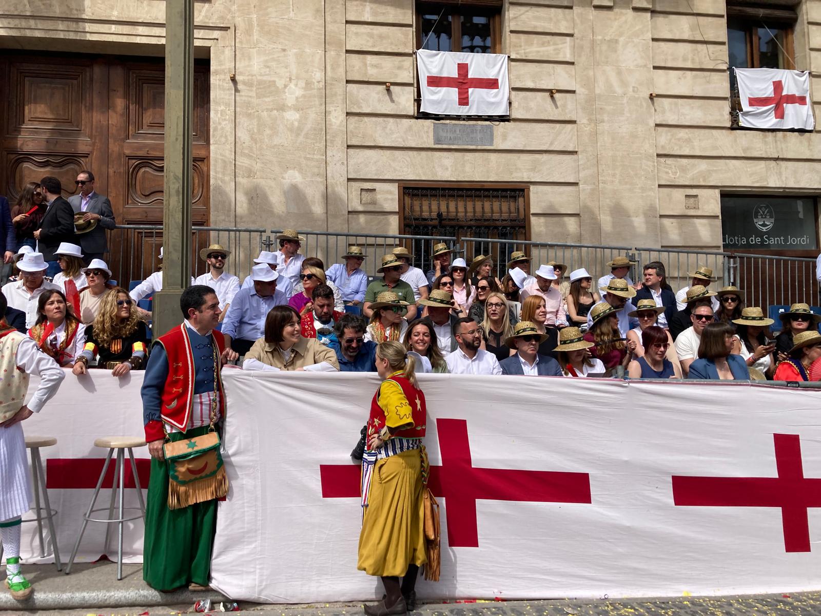 Palco de autoridades durante un desfile de las fiestas de Moros y Cristianos de Alcoy.