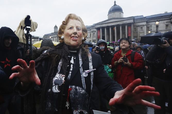 Una mujer con una mascara de Margaret Thatcher en la manifestación contra la &#039;dama de hierro&#039; realizada en Trafalgar Square.