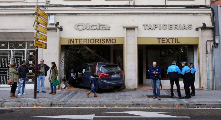 Un coche se empotra por accidente contra un comercio del centro de Valladolid sin causar heridos