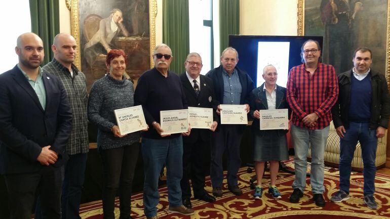 Los nuevos embajadores de Gijón 2016, la nadadora Ángeles Carvajal, la ex jugadora y dirigente de voleibol Ángeles García, el dirigente de halterofilia Miguel Ángel Armesto, el entrenador de atletismo Aquilino Castaño y el entrenador y fundador de la Escu