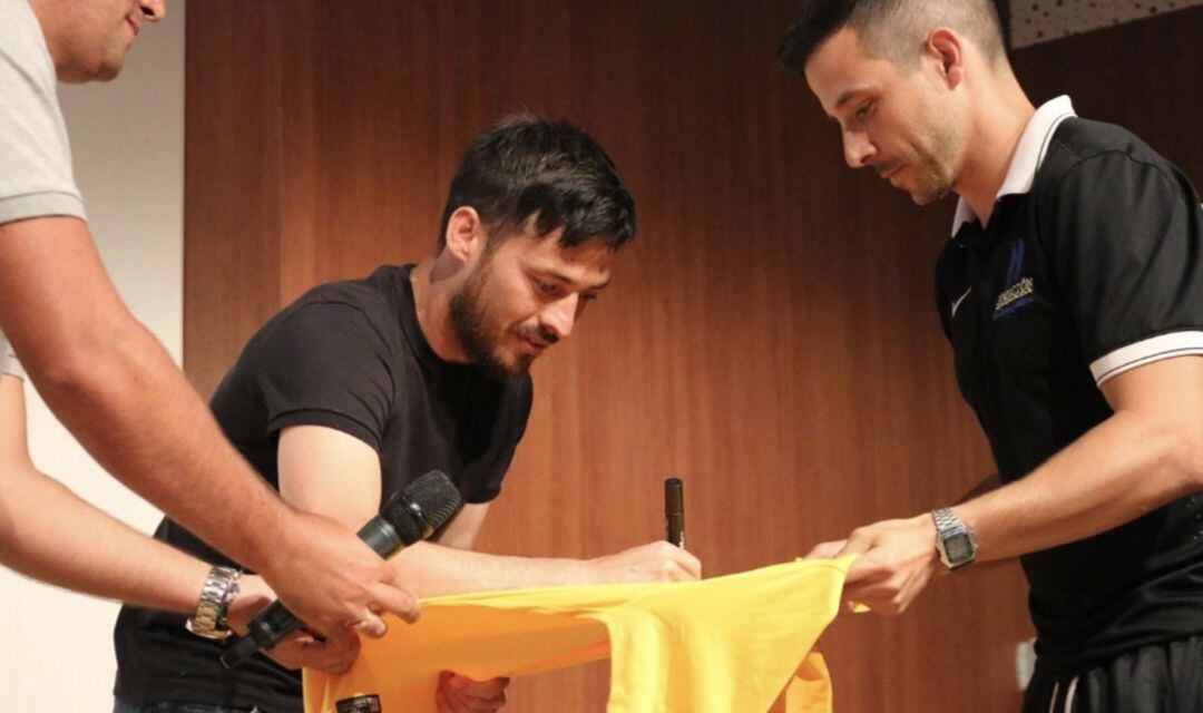 Silva, junto a Aitor Marrero, de la Fundación Pedro.