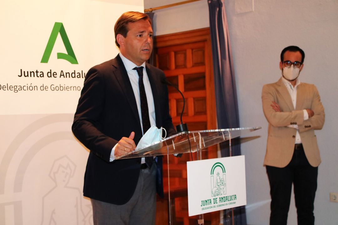 El delegado territorial de la Junta en Córdoba, Antonio Repullo, durante una rueda de prensa; acompañado del delegado de Empleo, Ángel Herrador