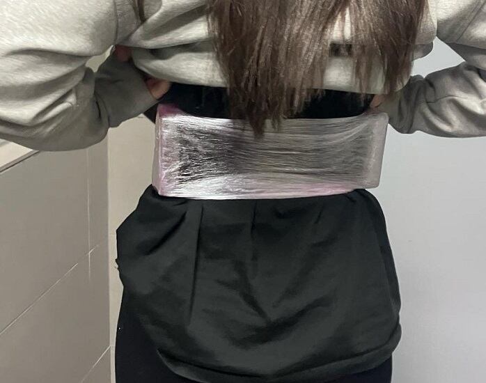 Menor con la droga adherida.