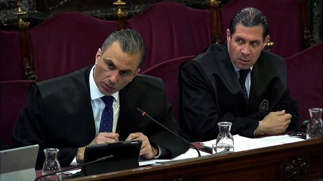 Los abogados de la acusación popular del juicio del procés, el secretario general de Vox, Javier Ortega Smith (i), y el vicesecretario jurídico de Vox, Pedro Fernández (d)