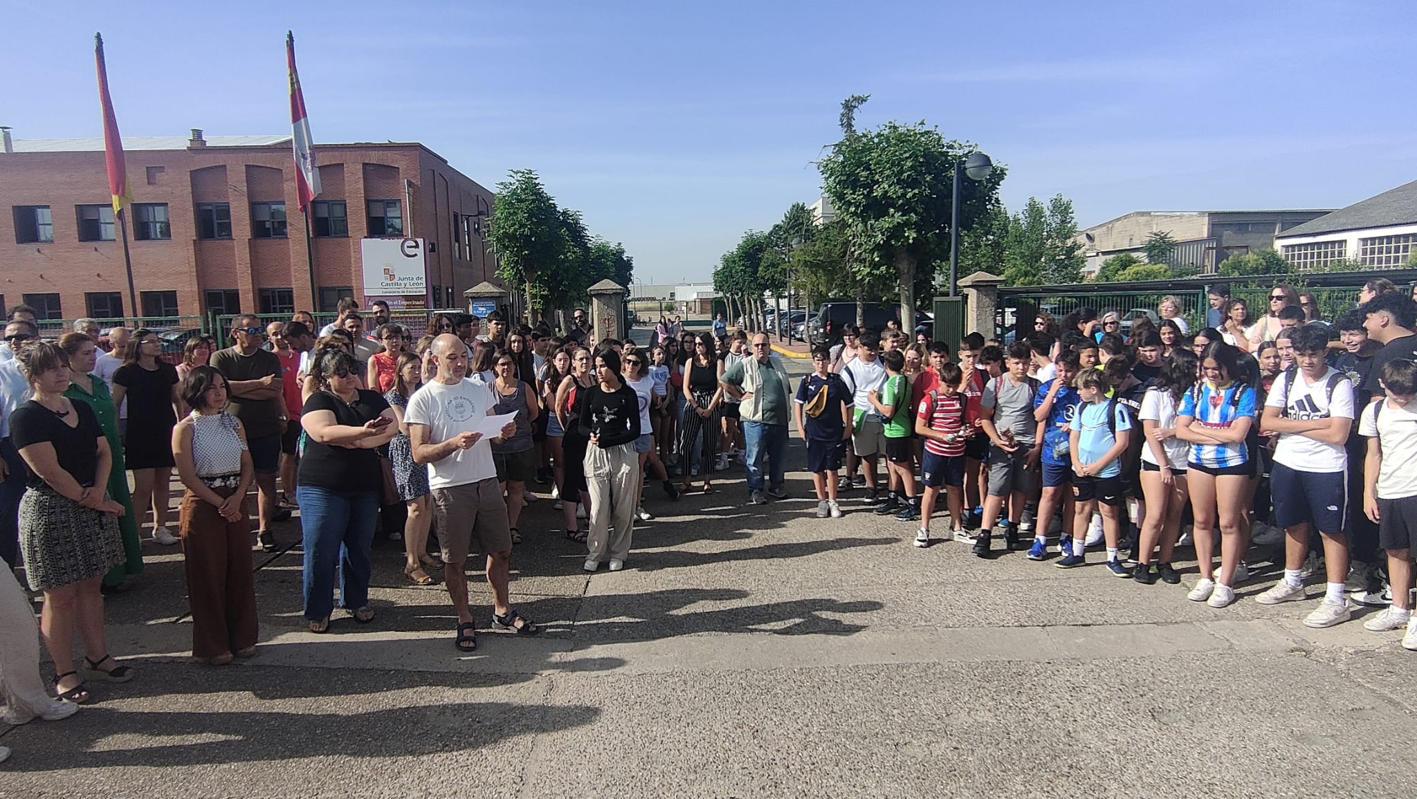 Lectura del manifiesto en la concentración del IES Empecinado