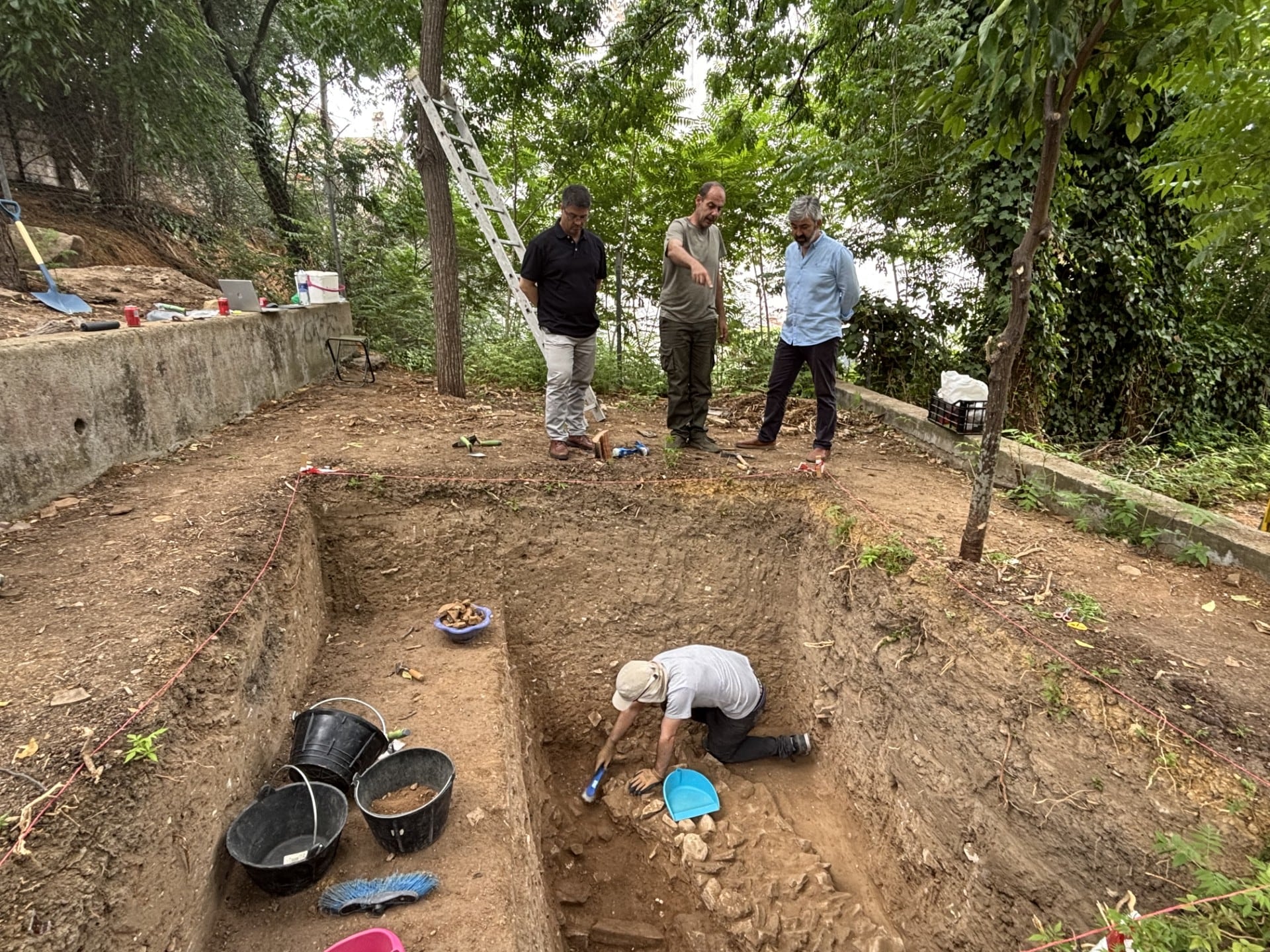 De izquierda a derecha, Victoriano Cancelo, delegado de Cultura, Jacobo Vázquez, director de la actividad, y Modesto González, Alcalde de Coria del Río.