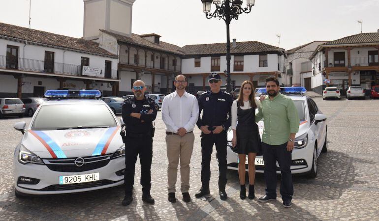 El consistorio ha presentado dos nuevos coches policiales y espera diez más en los próximos meses