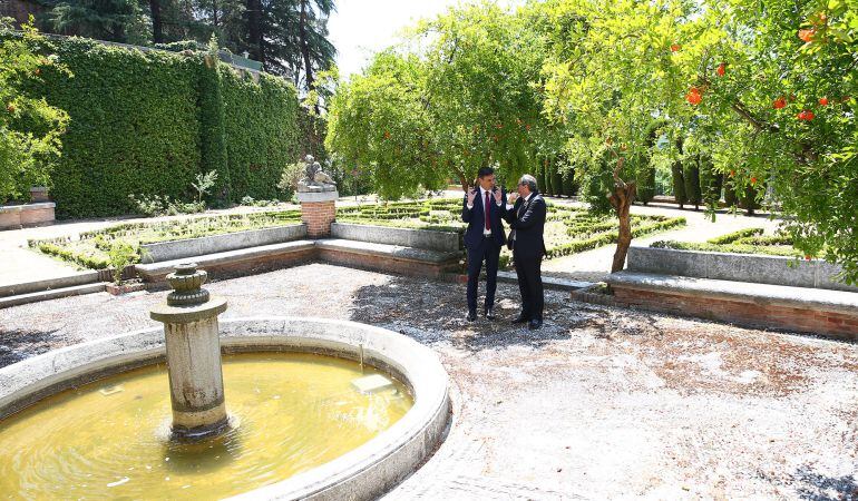 El president de la Generalitat, Quim Torra, junto al presidente del Gobierno, Pedro Sánchez, en los jardines de la Moncloa.