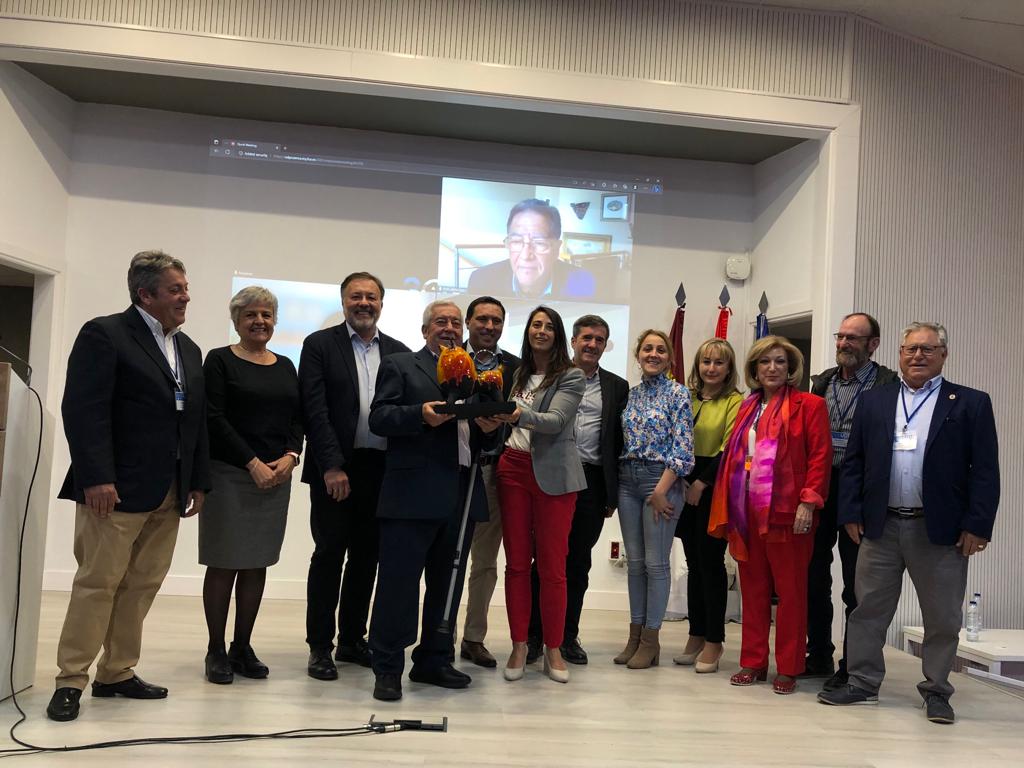 Pérez rodeado de las autoridades y miembros de la UDP durante el homenaje