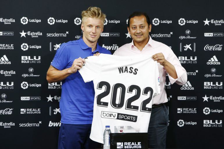 Wass, en su presentación con el Valencia junto a Anil Murthy.