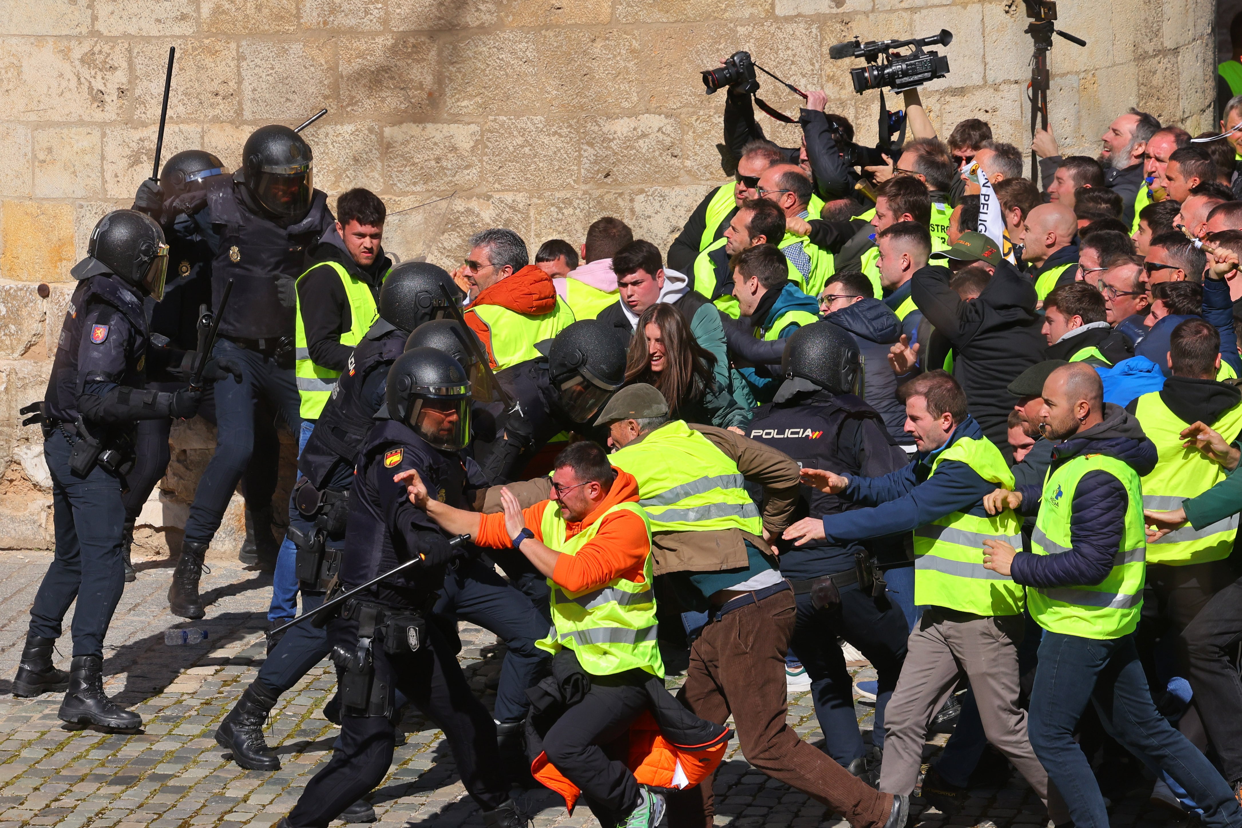 ZARAGOZA, 01/03/2024.- Agentes de Policía contienen a los agricultores que intentar acceder al Palacio de la Aljafería donde están las Cortes de Aragón, este viernes en Zaragoza. EFE/ Toni Galán
