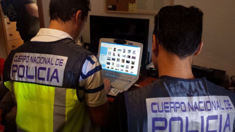 Agente de la Policía Nacional en una operación contra la corrupción de menores