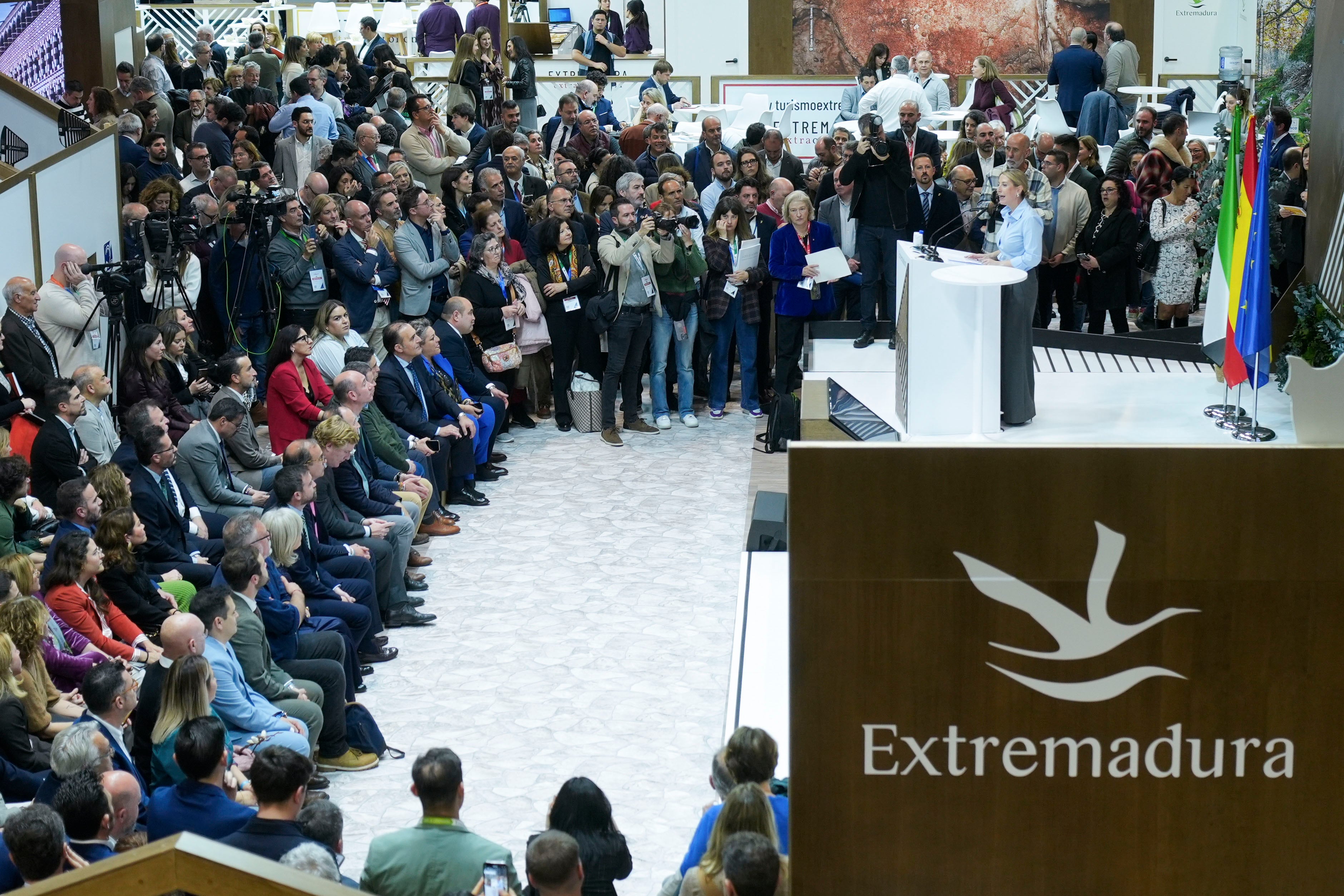 MADRID, 22/01/2025.- La presidenta de Extremadura, María Guardiola, en el pabellón de la región este miércoles en el que se ha inaugurado la 45 edición de Fitur, a la que está prevista también la asistencia de unas 250.000 personas y que se celebra en los pabellones de Ifema en Madrid. EFE/ Borja Sánchez-Trillo
