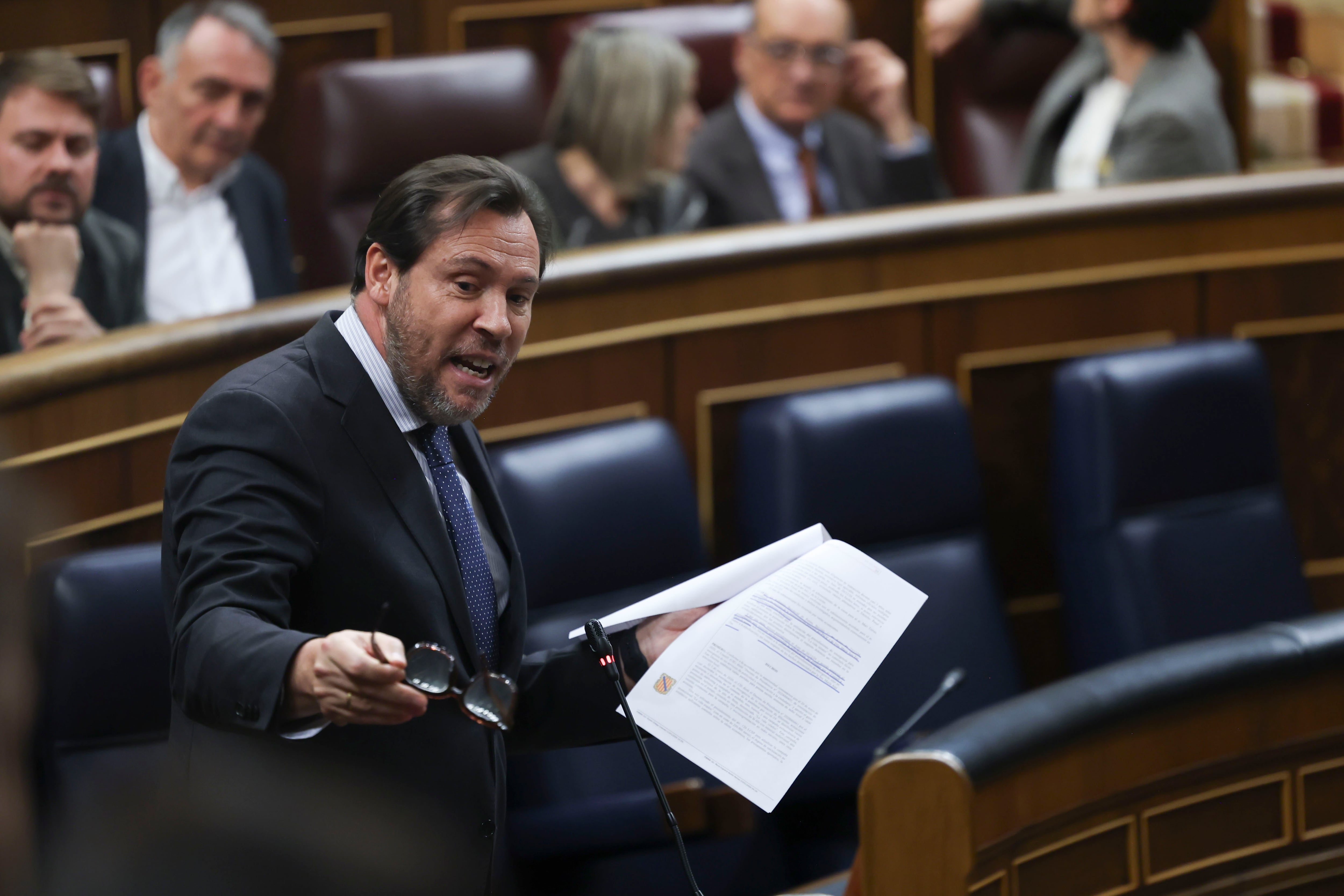 MADRID (ESPAÑA), 18/02/2026.- El ministro de Transportes, Óscar Puente durante la sesión de control al Gobierno celebrada este miércoles en el Congreso. EFE/Kiko Huesca