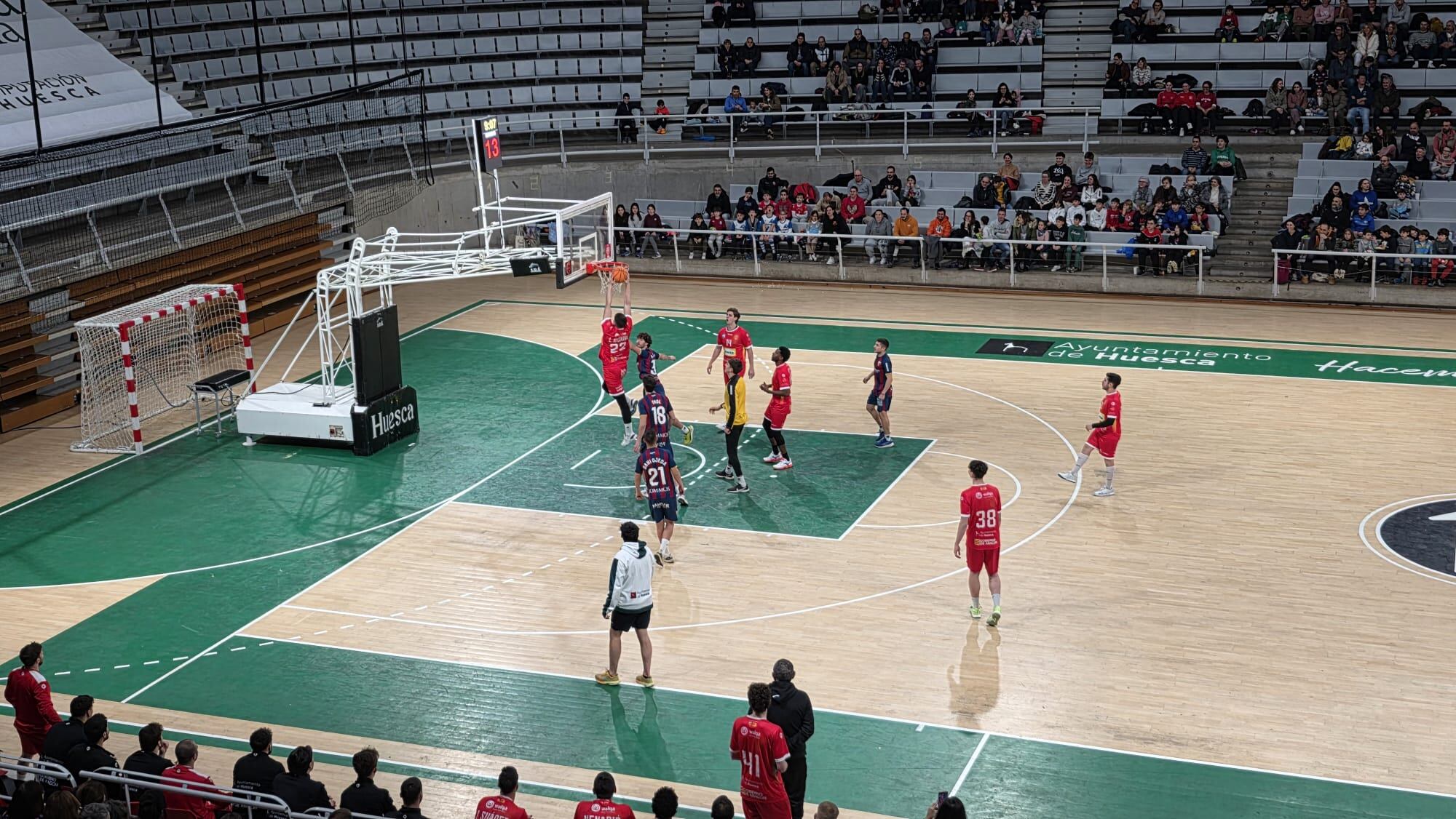 SD Huesca y Bada Huesca jugando a baloncesto en el partido solidario contra el cáncer
