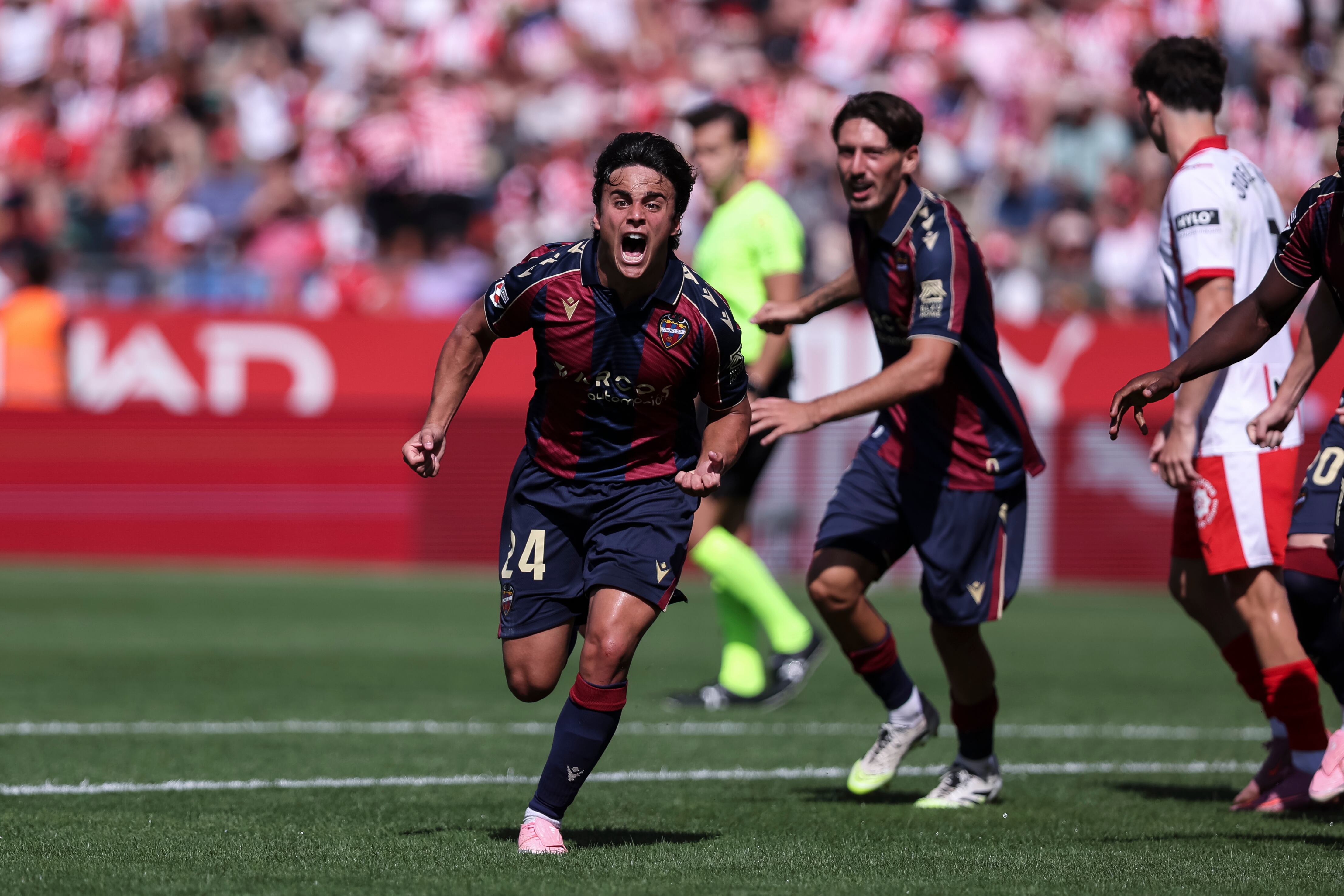 GIRONA, SPAIN - SEPTEMBER 20: Carlos Alvarez of Levante UD celebrates scoring his team&#039;s second goal during the La Liga EA Sports match between Girona FC and Levante UD at Montilivi stadium on September 20, 2025 in Girona, Spain. (Photo By Javier Borrego/Europa Press via Getty Images)