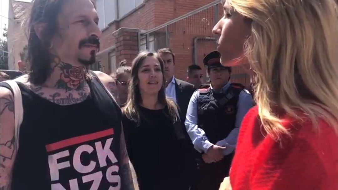 Cayetana Álvarez de Toledo discute con dos personas al visitar un colegio de Montcada i Reixac 