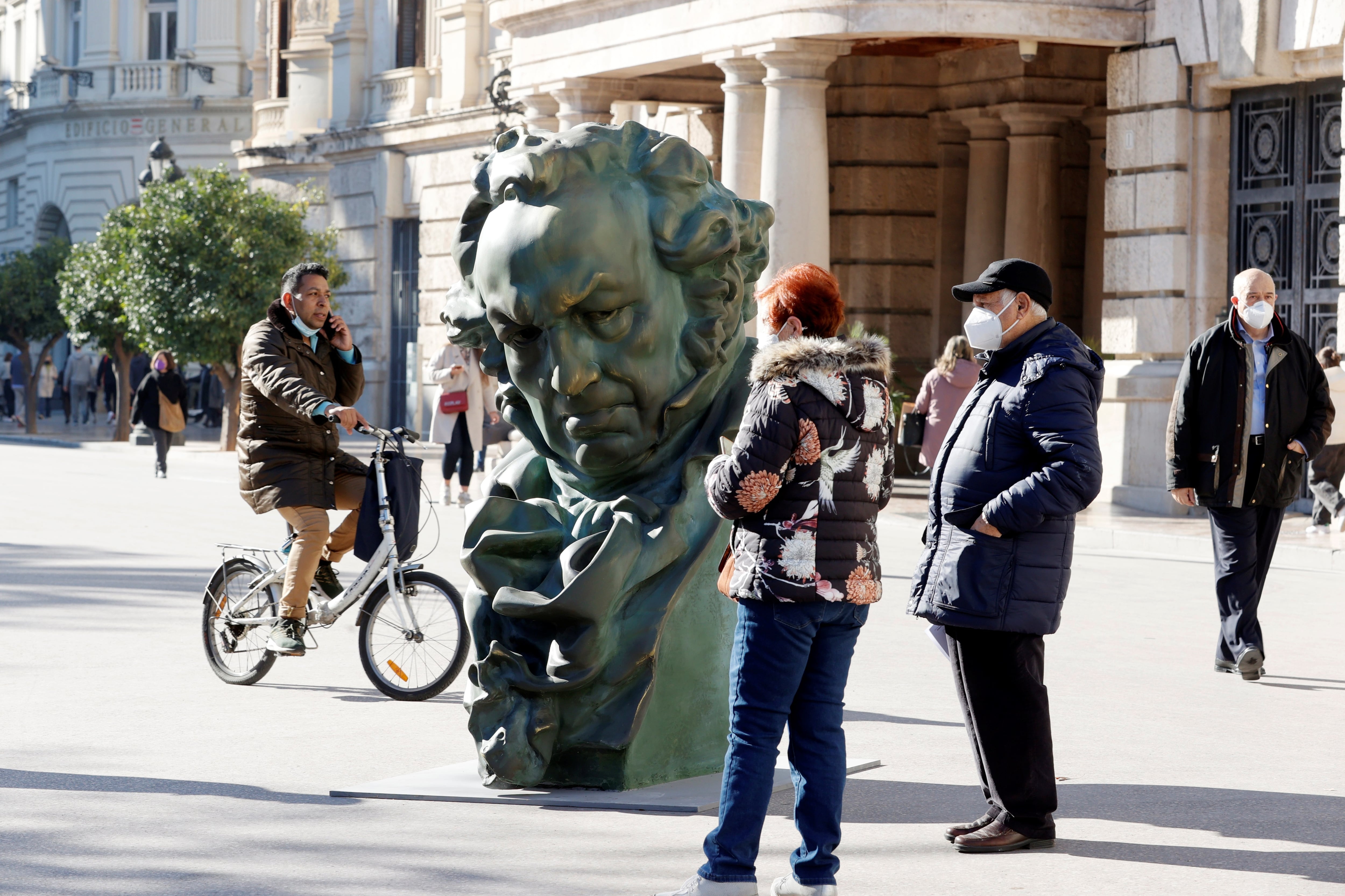 Varias personas contemplan una estatua de Goya durante la inauguración de la exposición &quot;De València a los Goya&quot; que se ha inaugurado este miércoles ante el ayuntamiento.