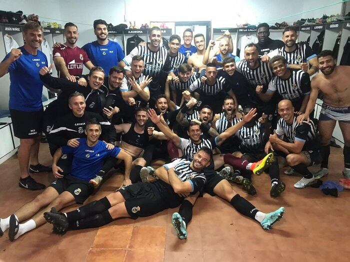 La plantilla celebra la victoria