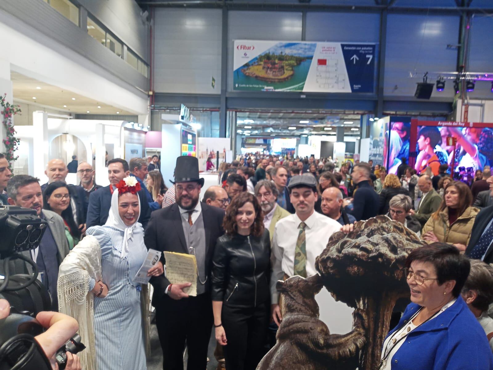 Villena en FITUR, con la Presidenta de la Comunidad de Madrid