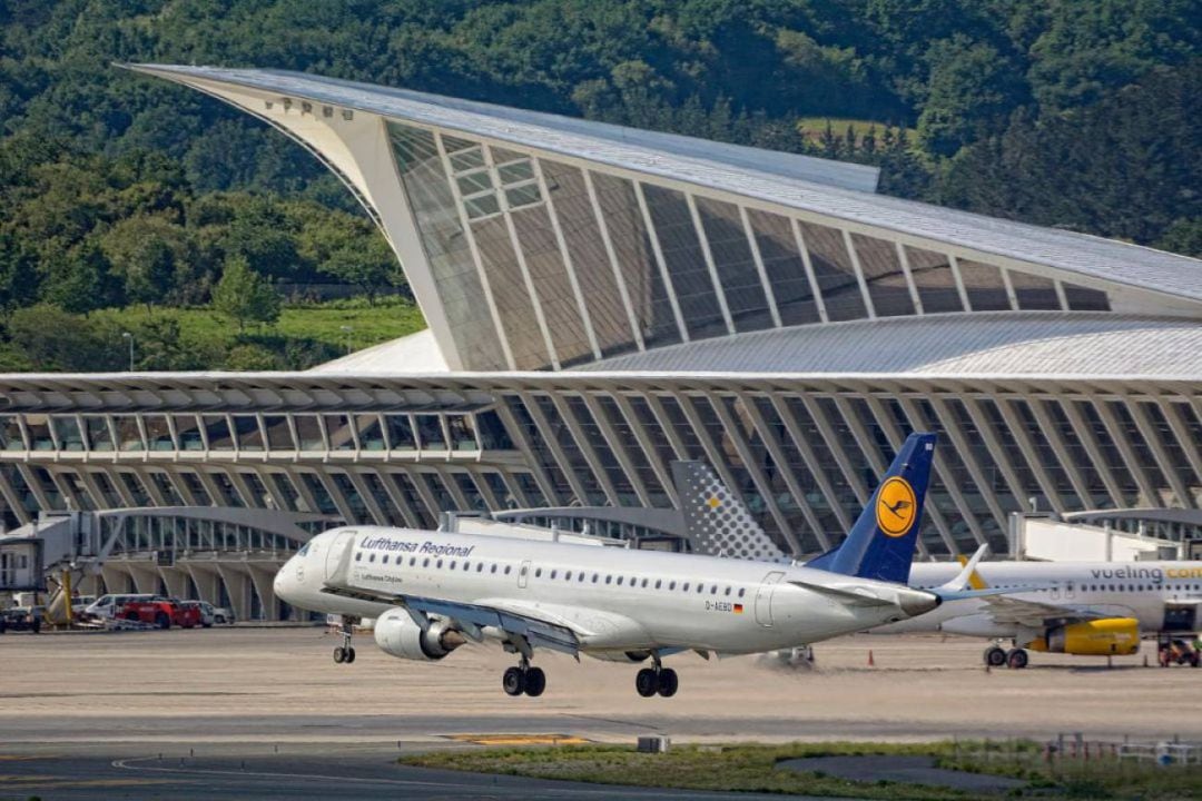 Avión en el aeropuerto de Bilbao