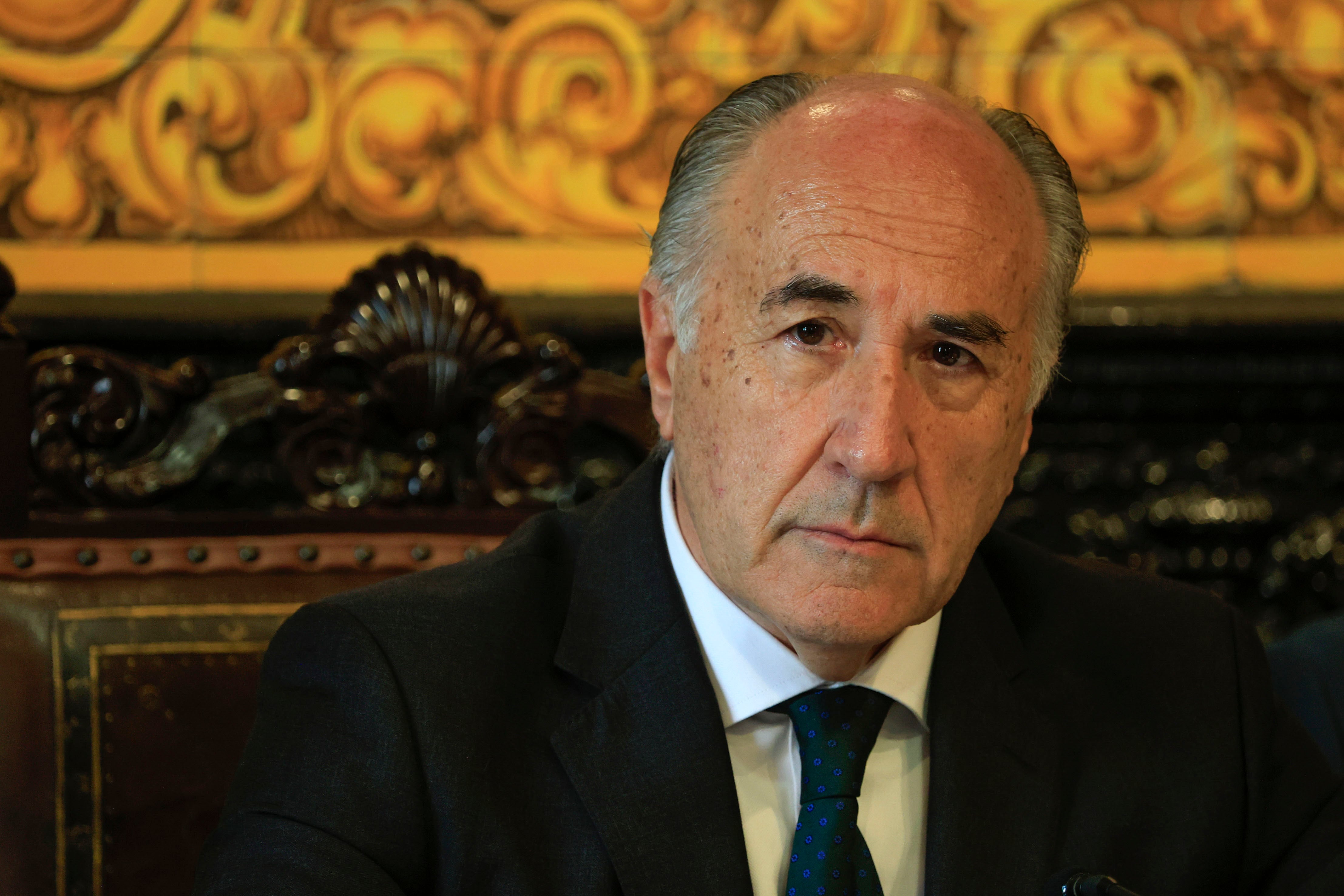 ALGECIRAS (CÁDIZ), 11/12/2025.-El alcalde de Algeciras (Cádiz), José Ignacio Landaluce, ha presidido este viernes su primer pleno municipal tras renunciar de manera temporal a su militancia en el Partido Popular y sus responsabilidades orgánicas en esta formación para defender su honor tras la denuncia del PSOE contra él por acoso o abuso sexual, entre otros delitos. EFE/ A.carrasco Ragel