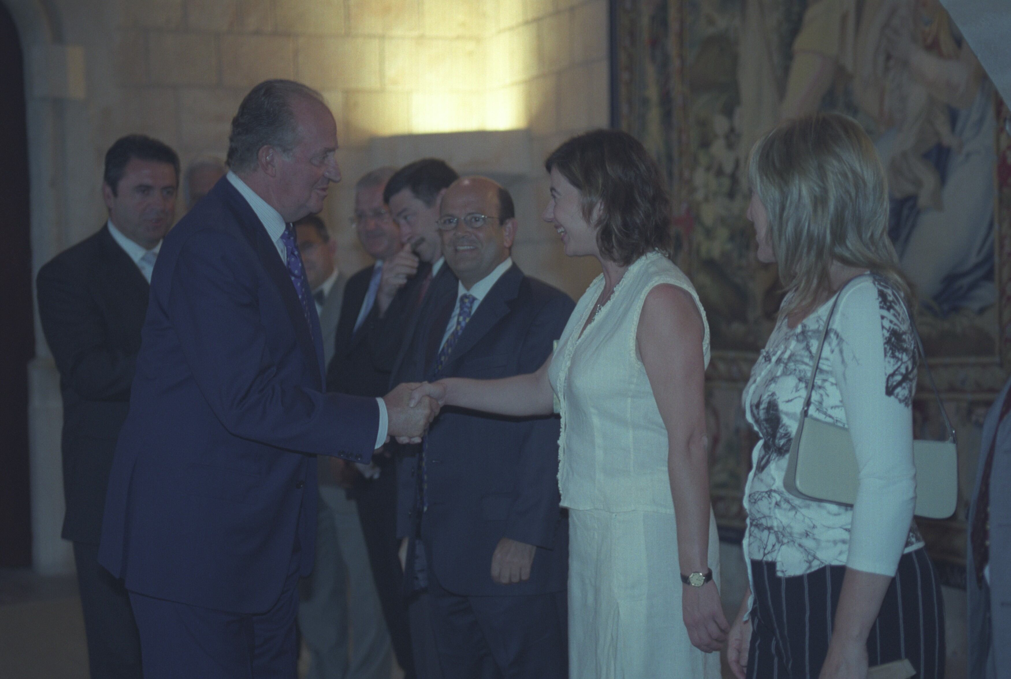 Audiencia del Rey en el momento de recibir a los miembros de la mesa del Parlament y a los portavoces de los grupos parlamentarios. El monarca saludando a Francina Armengol en el año 2012.