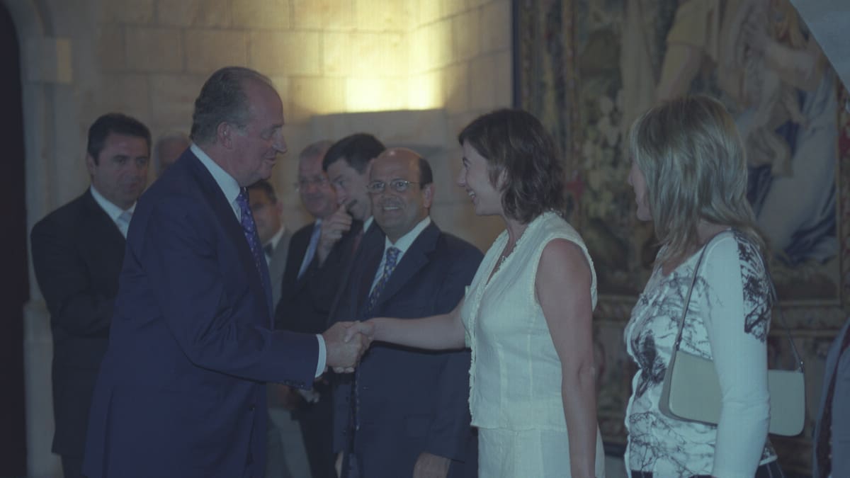 El Parlament abre al público 39 años de historia de sus archivos