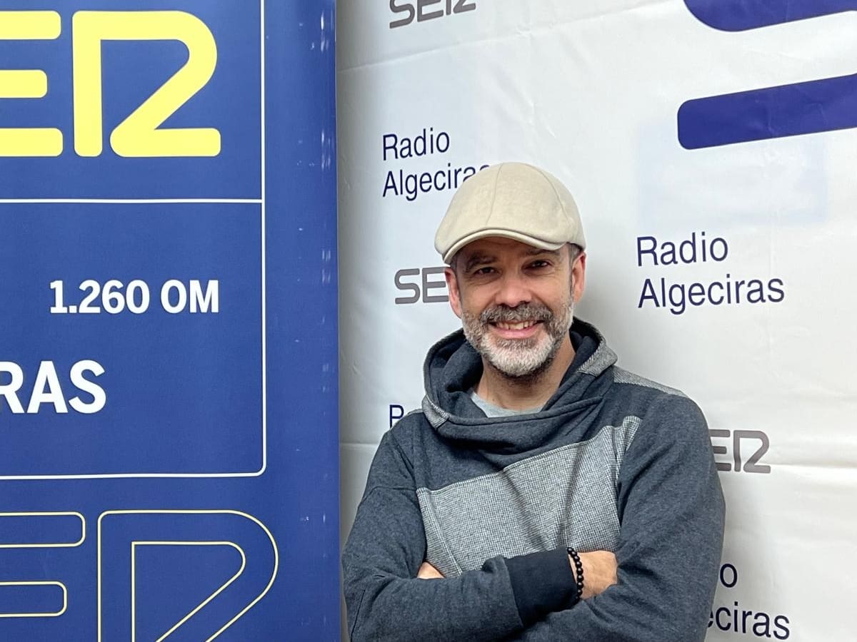 Ismael Pinteño firma en Algeciras su obra “La caída de la casa Usher” en la Feria del Libro