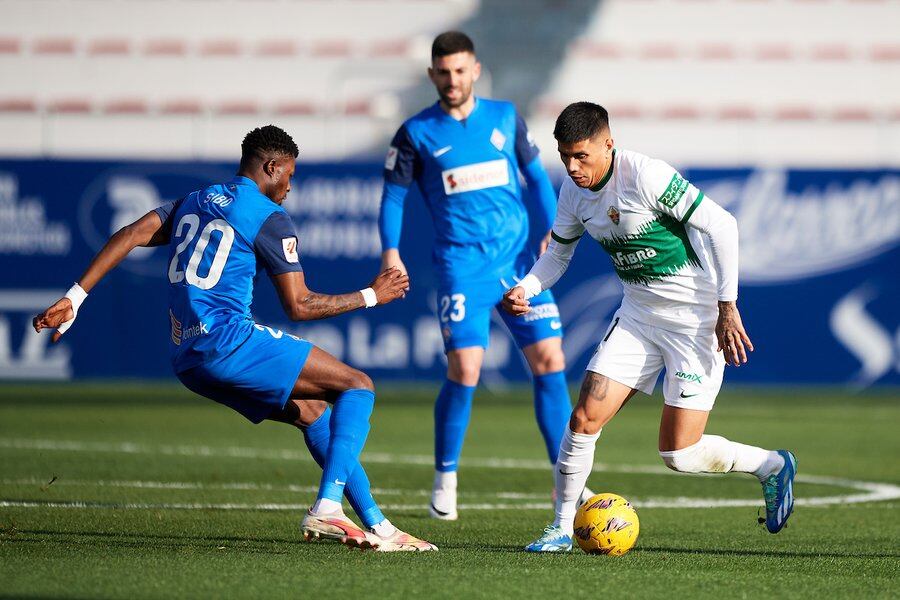 El jugador del Elche Nico Castro, en la imagen con el balón, fue el mejor del partido