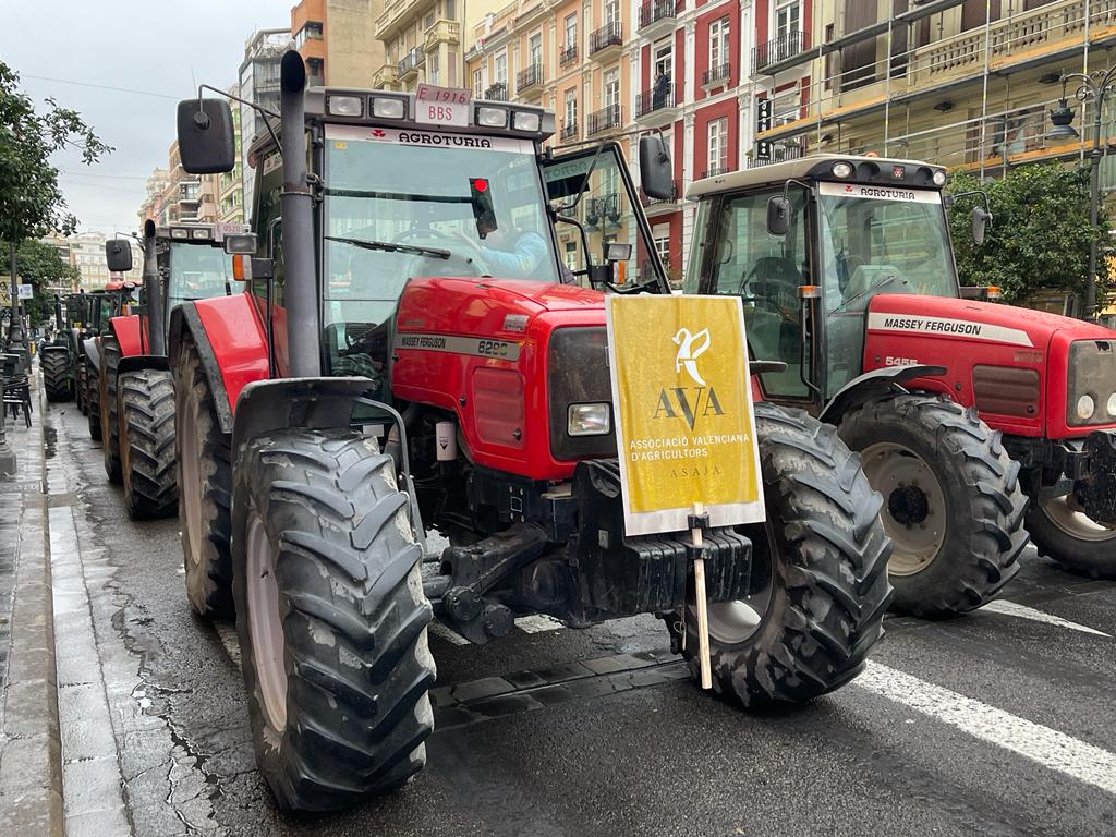 El sector primario se manifiestan en València con una tractorada para lanzar un &quot;SOS&quot; por el campo. Fuente: Santiago Botella.