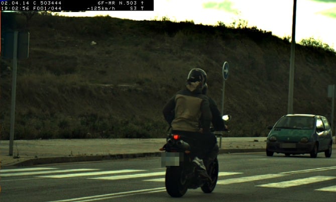 La fotografía del radar que captó a la motocicleta a 125 kilómetros por hora