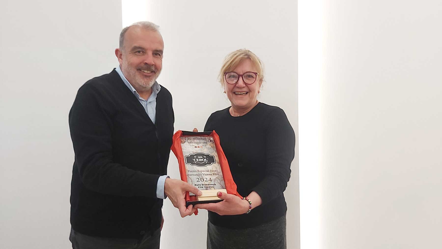 El concejal de Fiestas, Jordi Martínez, entregando el premio a la representante de la filà Verdes como ganadora de la edición del año pasado