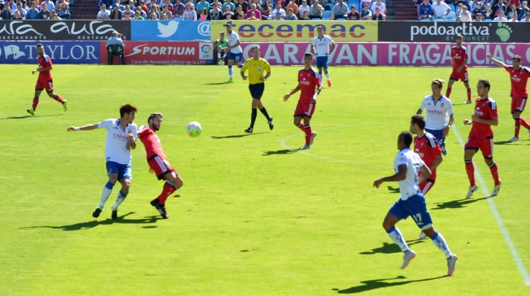 El Real Zaragoza defendiendo una jugada de Osasuna que se llevó los tres puntos de La Romareda con un gol de Nino