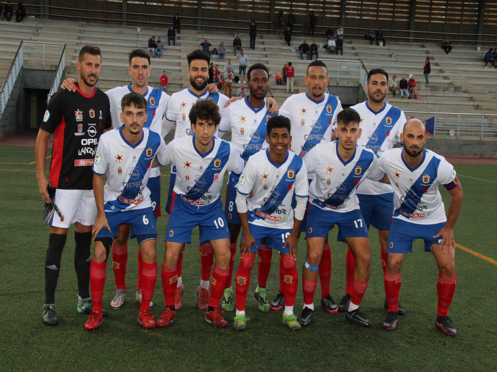 Formación inicial de la UD Lanzarote en el campo del Unión Viera.