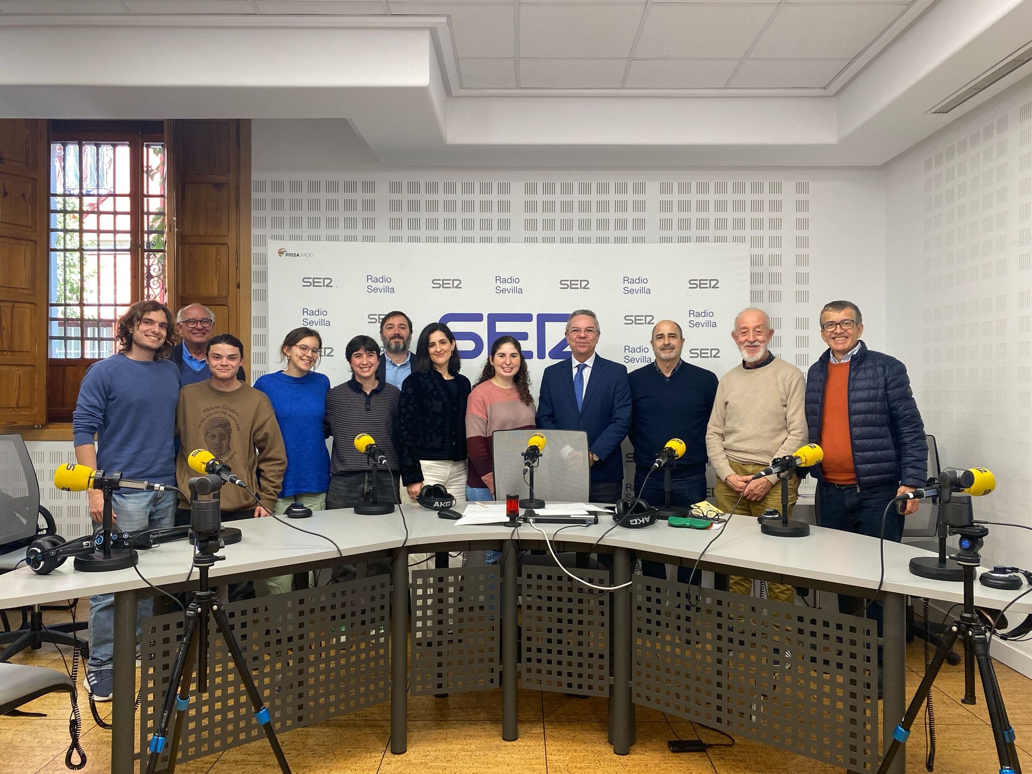 Foto de familia de los integrantes de RadiUS a su paso por el programa Hoy por Hoy Sevilla