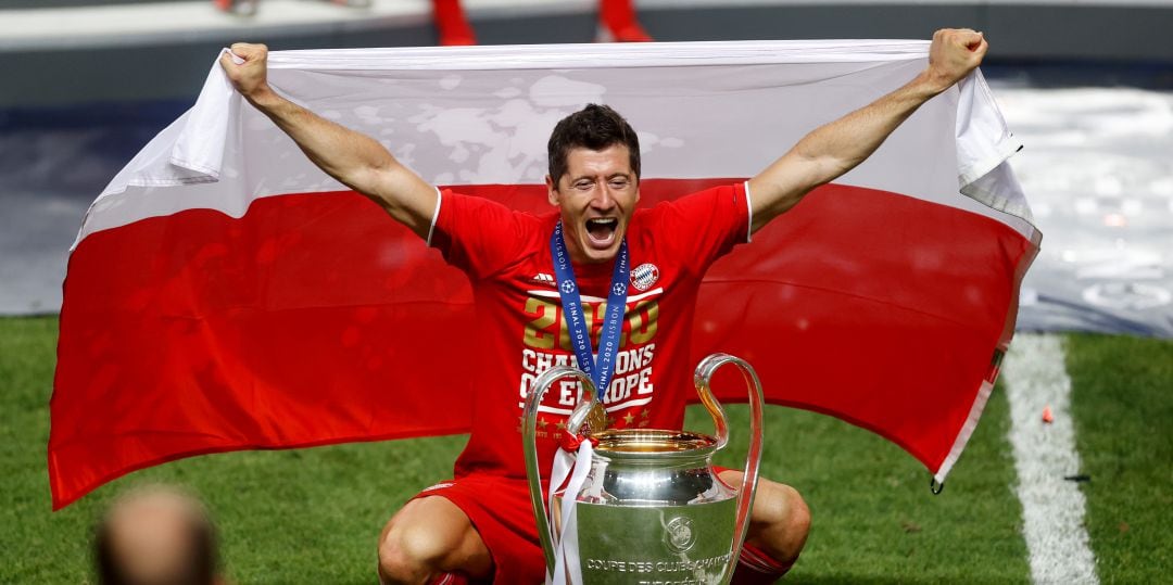 Robert Lewandowski posa con el trofeo de la UEFA Champions League